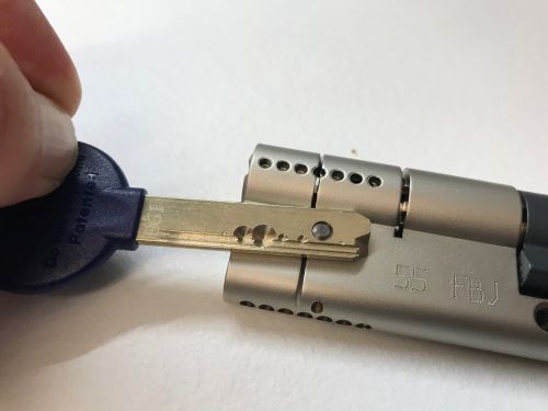 A kínai ajtó megerősítése, mielőtt betörnének