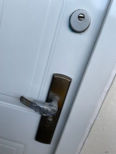 Letört kilincsre a megoldás, ne szigetelőszalag legyen